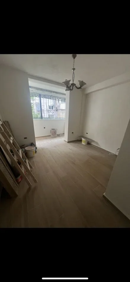 Tirane, jepet me qera zyre Kati 1, 50 m² 600 € (SHESHI WILLSON)