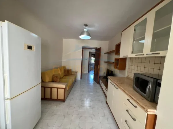 Tirane, jepet me qera apartament 2+1 Kati 3, 114 m² 650 € (Shkolla e Baletit , Rruga Petro Nini Luarasi)