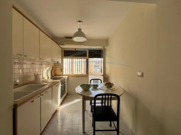 Tirane, jepet me qera apartament 2+1 Kati 3, 114 m² 650 € (Shkolla e Baletit , Rruga Petro Nini Luarasi)