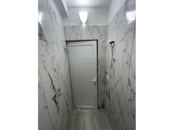 Tirane, jepet me qera ambjent biznesi , 84 m² 800 € (Rruga 4 Deshmoret , Gjimnazi Partizani)