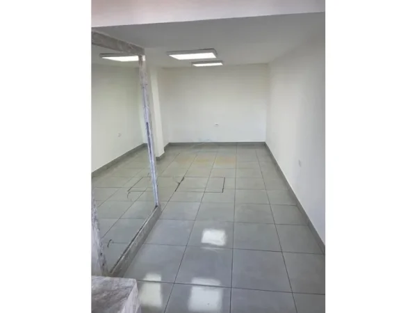 Tirane, jepet me qera ambjent biznesi , 84 m² 800 € (Rruga 4 Deshmoret , Gjimnazi Partizani)