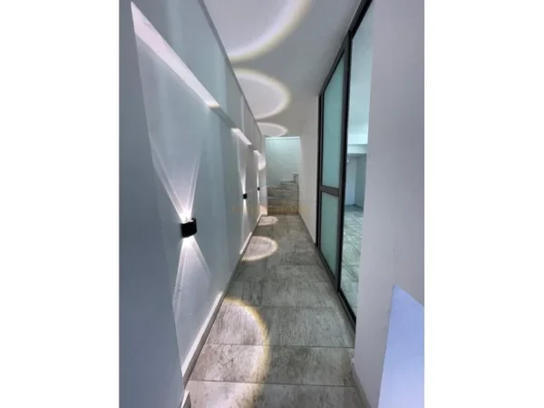 Tirane, jepet me qera ambjent biznesi , 84 m² 800 € (Rruga 4 Deshmoret , Gjimnazi Partizani)