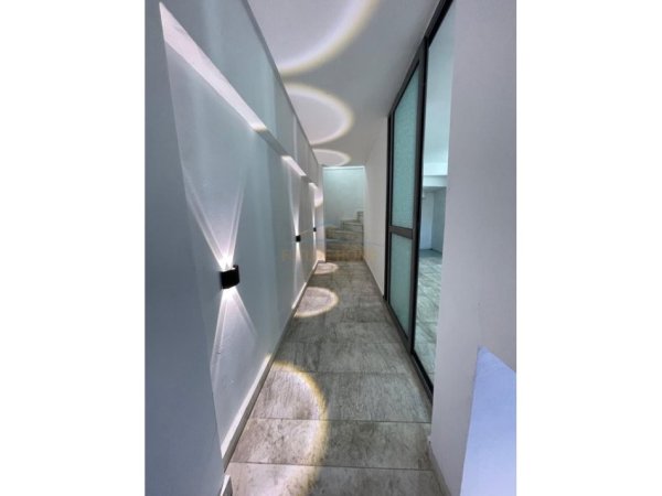 Tirane, jepet me qera ambjent biznesi , 84 m² 800 € (Rruga 4 Deshmoret , Gjimnazi Partizani)