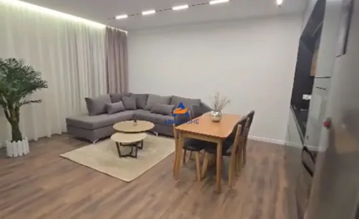 Tirane, jepet me qera apartament 2+1+Ballkon Kati 3, 115 m² 700 € (stacioni i trenit)