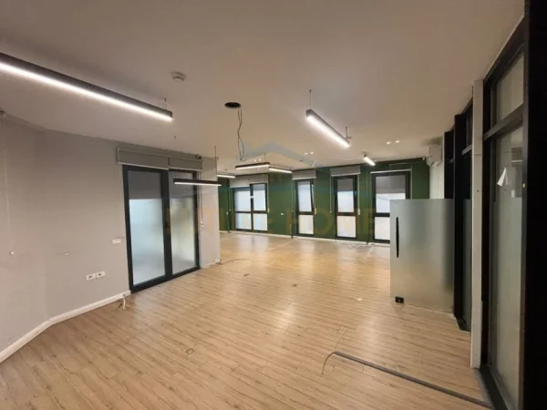 Tirane, jepet me qera ambjent biznesi Kati 2, 315 m² 4.000 € (Rruga Bardhok Biba)