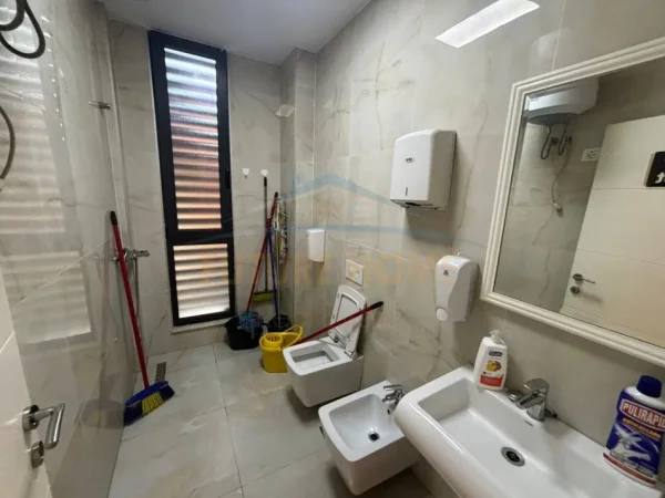 Tirane, jepet me qera ambjent biznesi Kati 2, 315 m² 4.000 € (Rruga Bardhok Biba)