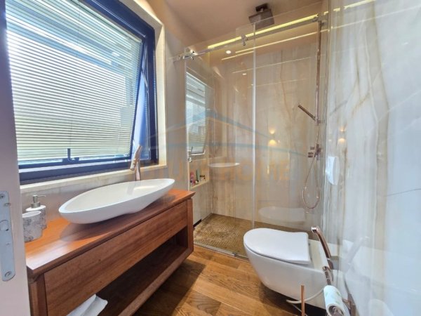 SHITET APARTAMENT 2+1+2 POSTE PARKIMI NE QENDER