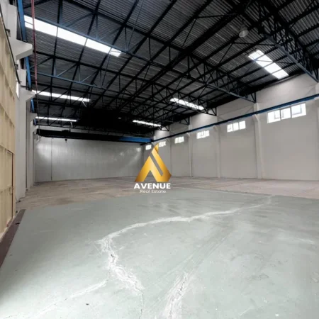 Tirane, jepet me qera magazine Kati 0, 850 m² 4.500 € (vore)