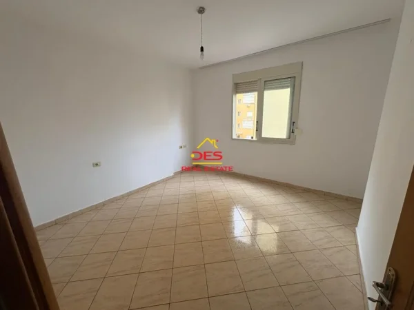 Vlore, shitet apartament 1+1+Ballkon Kati 5, 110 m² (Rruga Kosova)