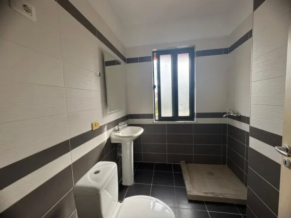 Tirane, jepet me qera apartament 2+1+Ballkon Kati 4, 116 m² 600 € (Astir)