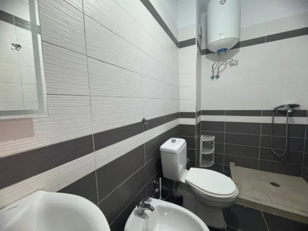 Tirane, jepet me qera apartament 2+1+Ballkon Kati 4, 116 m² 600 € (Astir)