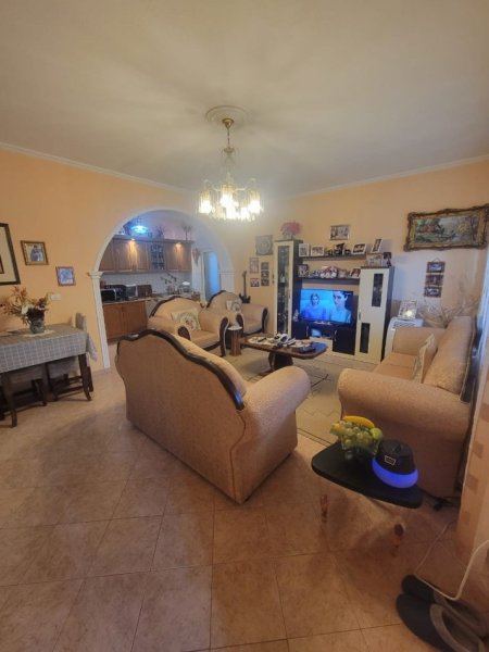 Tirane, jepet me qera Vile 3+1+Aneks+Ballkon Kati 2, 135 m² 550 € (ne rrugen Selaudin Zorba afer QSUT -se Tirane.)