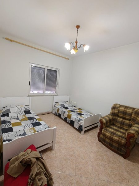 Tirane, jepet me qera Vile 3+1+Aneks+Ballkon Kati 2, 135 m² 550 € (ne rrugen Selaudin Zorba afer QSUT -se Tirane.)
