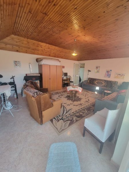 Tirane, jepet me qera Vile 3+1+Aneks+Ballkon Kati 2, 135 m² 550 € (ne rrugen Selaudin Zorba afer QSUT -se Tirane.)