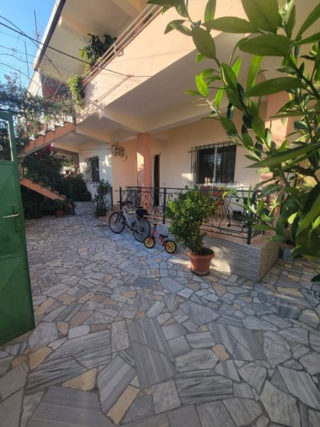 Tirane, jepet me qera Vile 3+1+Aneks+Ballkon Kati 2, 135 m² 550 € (ne rrugen Selaudin Zorba afer QSUT -se Tirane.)