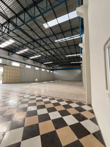 Tirane, jepet me qera magazine Kati 0, 2.200 m² 4.500 € (Autostrada Tr-Dr)