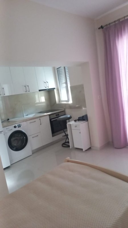 Jepet me Qera Apartament 1+1 ne Qender te Tiranes , Sheshi Skenderbej 500 €URO