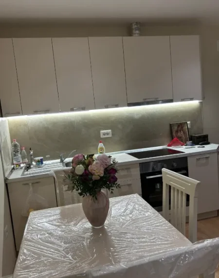 Tirane, jepet me qera apartament 2+1 Kati 4, 80 m² 550 € (prane stadiumit Dinamo)