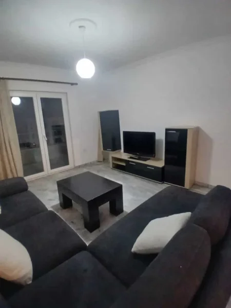 Tirane, jepet me qera apartament 2+1 Kati 6, 127 m² 600 € (Rruga Lord Bajron 1)