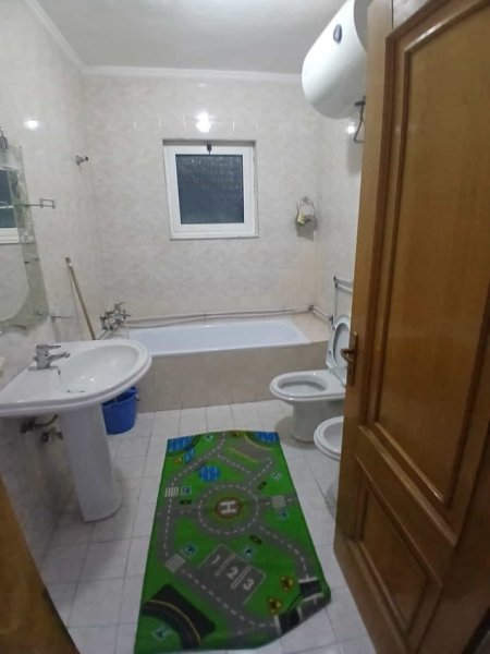 Tirane, jepet me qera apartament 2+1 Kati 6, 127 m² 600 € (Rruga Lord Bajron 1)