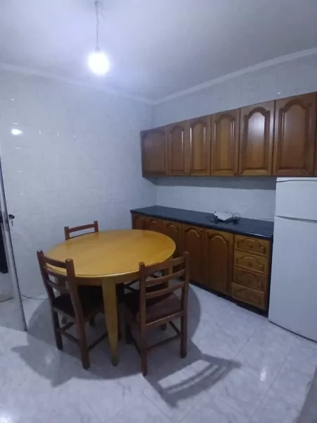 Tirane, jepet me qera apartament 2+1 Kati 6, 127 m² 600 € (Rruga Lord Bajron 1)