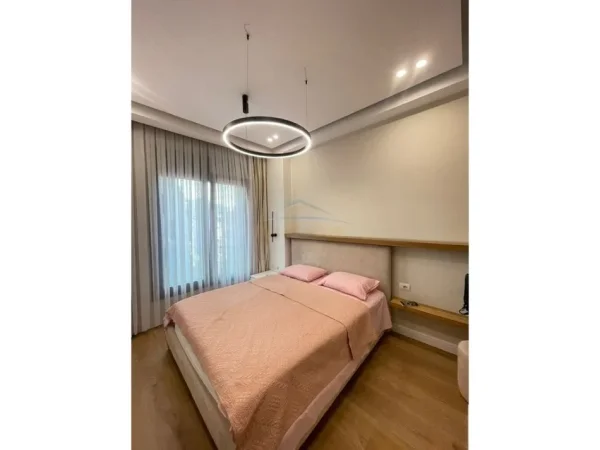 Tirane, jepet me qera apartament 1+1+Ballkon Kati 3, 70 m² 900 € (Rruga e Kosovareve)