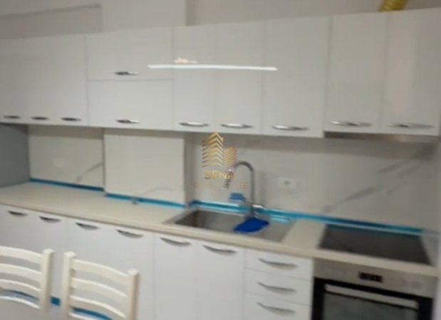 Tirane, jepet me qera apartament 2+1+Ballkon Kati 3, 75 m² 400 € (Rruga Aleksander Konda)