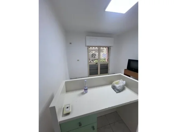 Tirane, jepet me qera zyre Kati 0, 37 m² 600 € 