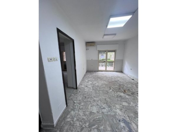 Tirane, jepet me qera zyre Kati 0, 37 m² 600 € 