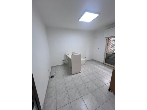 Tirane, jepet me qera zyre Kati 0, 37 m² 600 € 