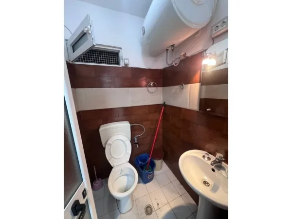 Tirane, jepet me qera zyre Kati 0, 37 m² 600 € 