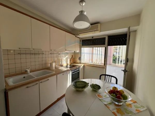 Tirane, jepet me qera apartament 2+1+Ballkon Kati 3, 114 m² 650 € (Shkolla e Baletit)