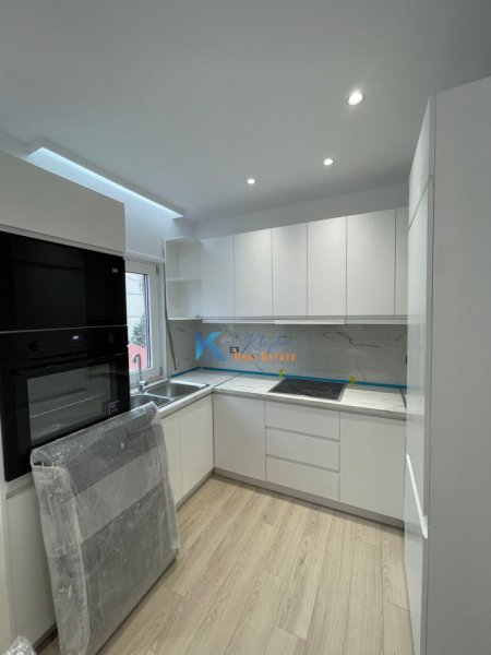 Tirane, jap me qera apartament 2+1+Ballkon Kati 3, 79 m² 1.000 € (Myslym Shyri, Rruga Him Kolli)