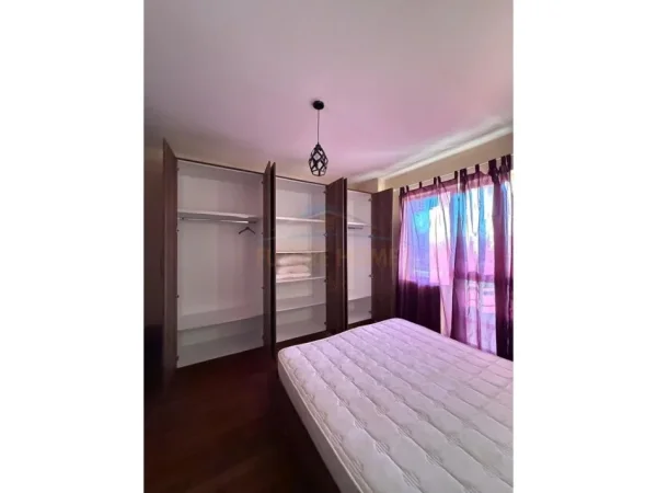 Durres, jepet me qera apartament 3+1+Ballkon Kati 4, 101 m² 