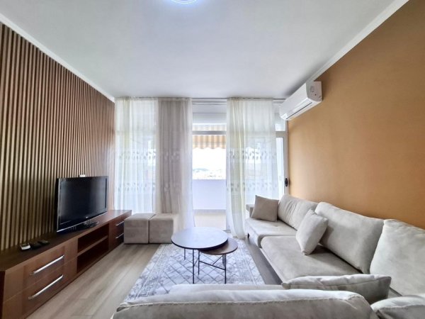 Tirane, jepet me qera apartament 2+1+Ballkon Kati 11, 105 m² 700 € (Rr.Tish dahia - Te Lulishtja)