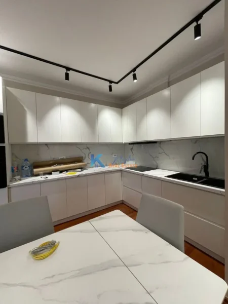 Tirane, jap me qera apartament 2+1+Ballkon Kati 9, 240 m² 1.600 € (Myslym Shyri, Rruga Islam Alla)