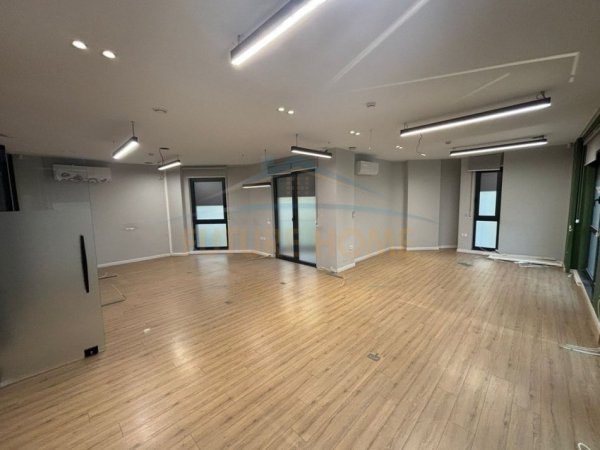 Tirane, jepet me qera zyre Kati 2, 315 m² 4.000 € (RRUGA BARDHOK BIBA)