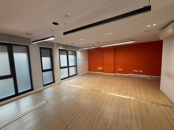 Tirane, jepet me qera zyre Kati 2, 315 m² 4.000 € (RRUGA BARDHOK BIBA)
