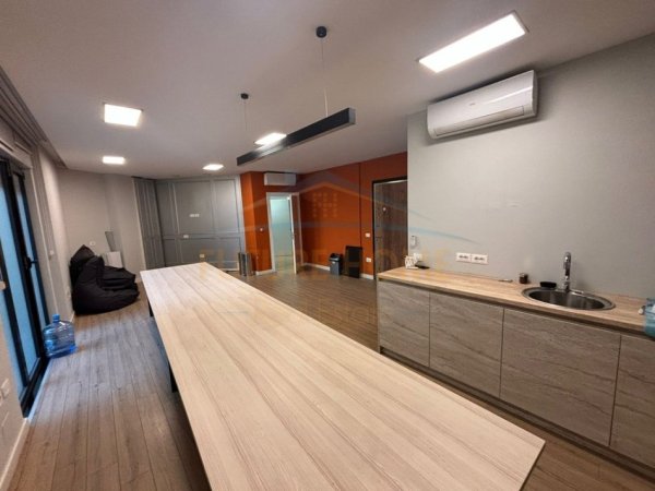 Tirane, jepet me qera zyre Kati 2, 315 m² 4.000 € (RRUGA BARDHOK BIBA)