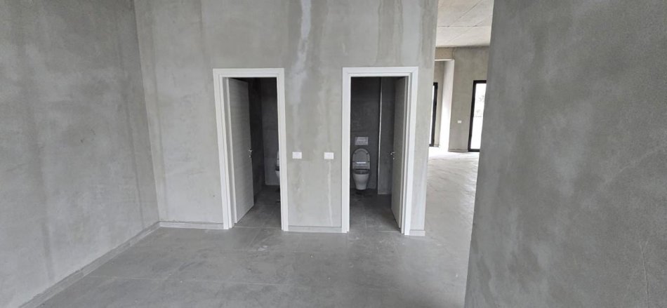 Tirane, jepet me qera ambjent biznesi , 1.400 € (Fusha e Aviacionit)