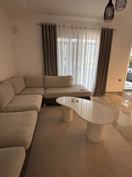 Tirane, jepet me qera apartament 2+1 Kati 3, 80 m² 800 € (Ali demi)