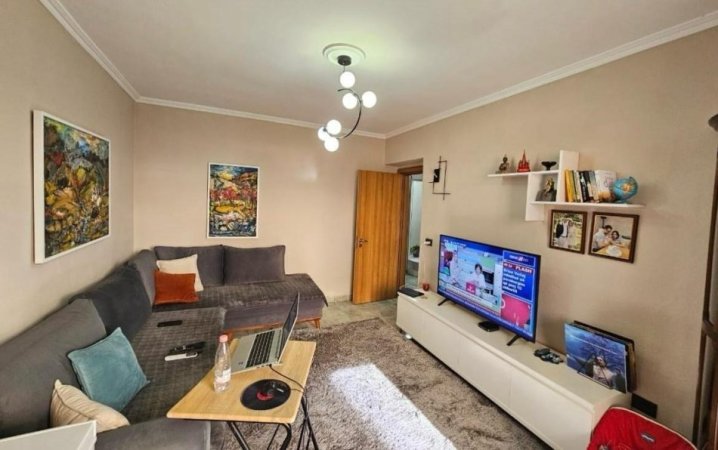Tirane, jepet me qera apartament 1+1 Kati 2, 62 m² 550 € (brryli)
