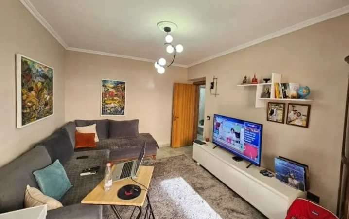 Tirane, jepet me qera apartament 1+1 Kati 2, 62 m² 550 € (brryli)