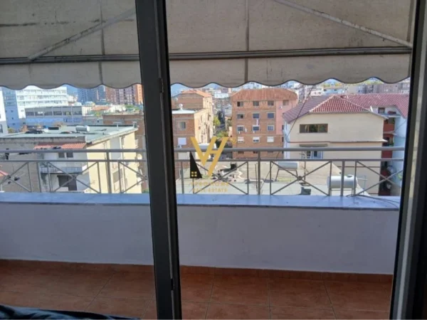 Tirane, jepet me qera apartament 1+1+Ballkon Kati 5, 67 m² 550 € (STACIONI I TRENIT)