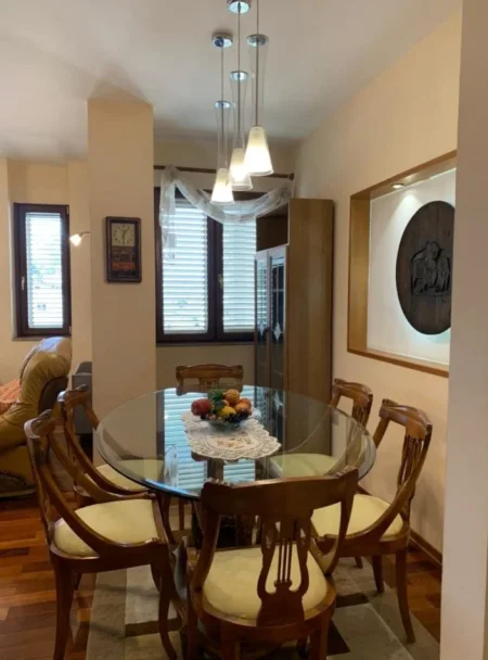Tirane, jepet me qera apartament 3+1 Kati 5, 1.400 € 