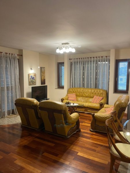 Tirane, jepet me qera apartament 3+1 Kati 5, 1.400 € 