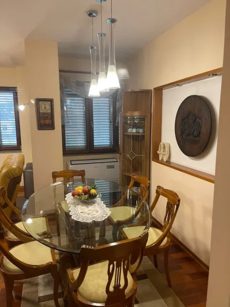 Tirane, jepet me qera apartament 3+1 Kati 5, 1.400 € 