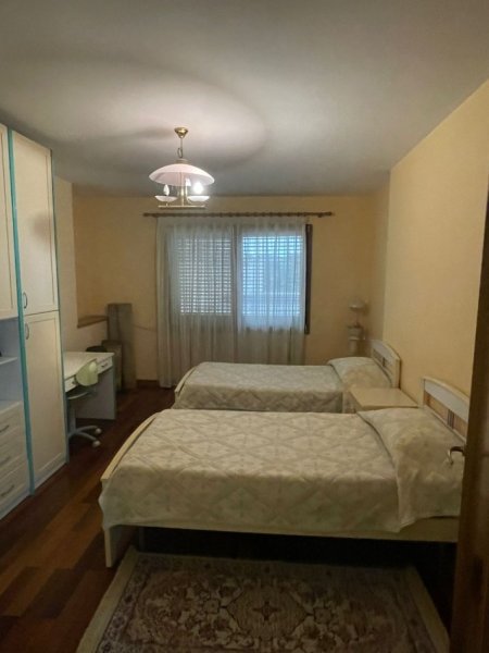 Tirane, jepet me qera apartament 3+1 Kati 5, 1.400 € 
