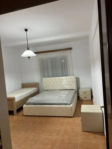 Tirane, jepet me qera apartament 1+1 Kati 5, 67 m² 550 € (stacioni i trenit)