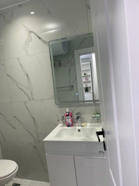 Tirane, jepet me qera apartament 1+1+Ballkon Kati 8, 70 m² 1.000 € (Rruga e Kosovareve)